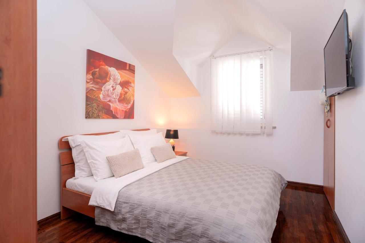 Hektorovic Poolside Apartments Bol Exterior photo